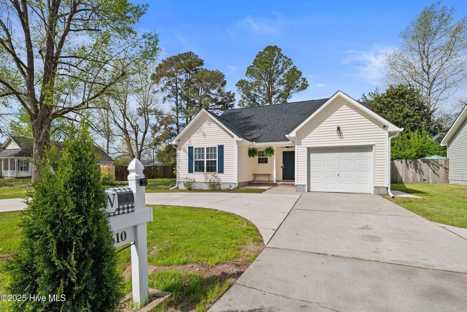 Property Photo:  610 Mattocks Avenue  NC 28555 