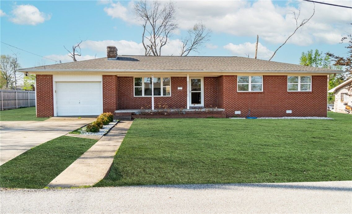 Property Photo:  911 NW 10th Street  AR 72712 