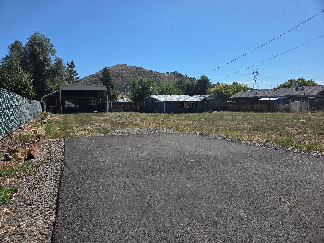 Property Photo: 4648 Cleveland Avenue OR 97601