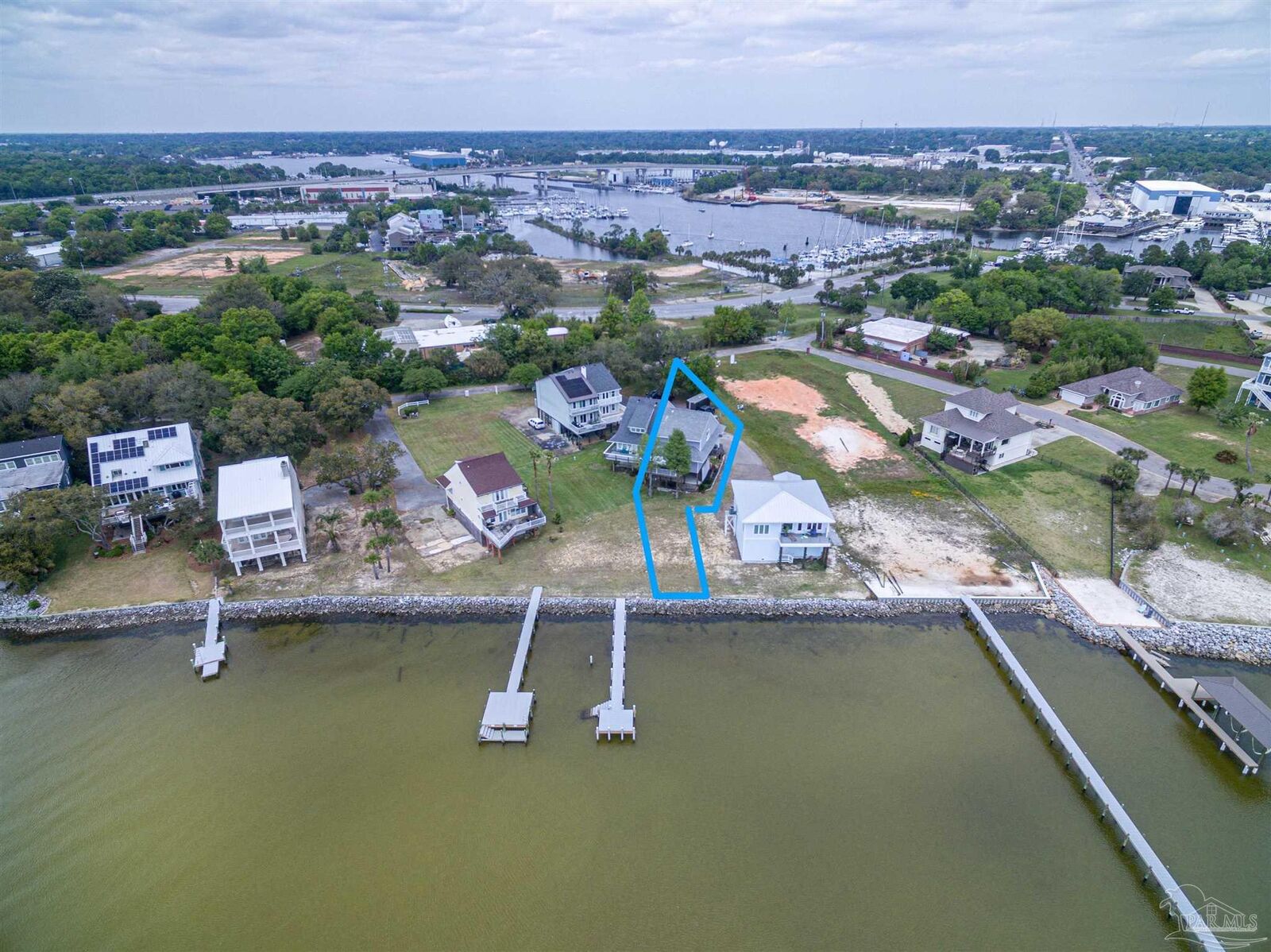 Property Photo: 117 Bayshore Dr FL 32507