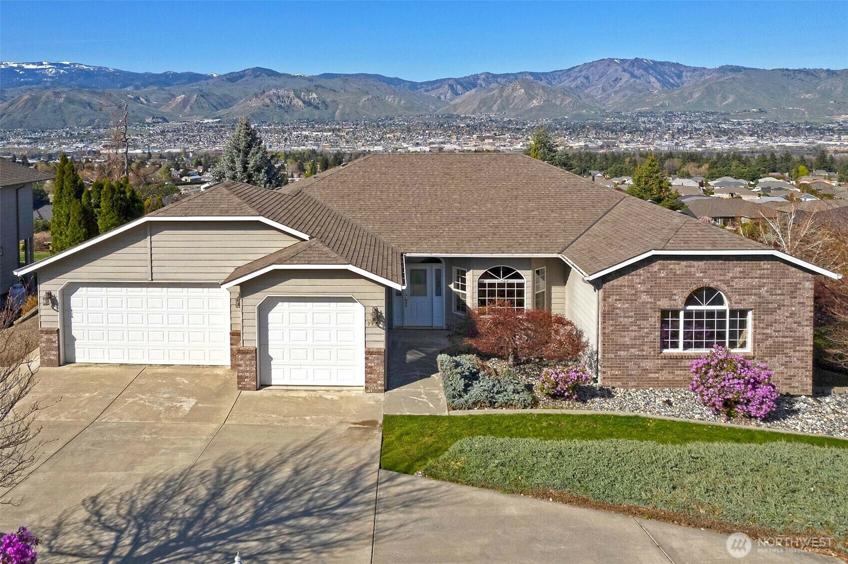 Property Photo:  946  Briarwood Drive  WA 98802 