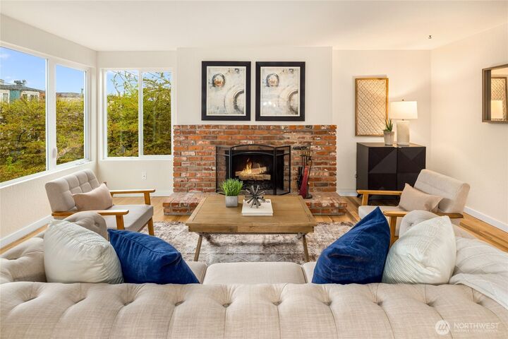 Property Photo: 1324 W Emerson Street 202 WA 98119
