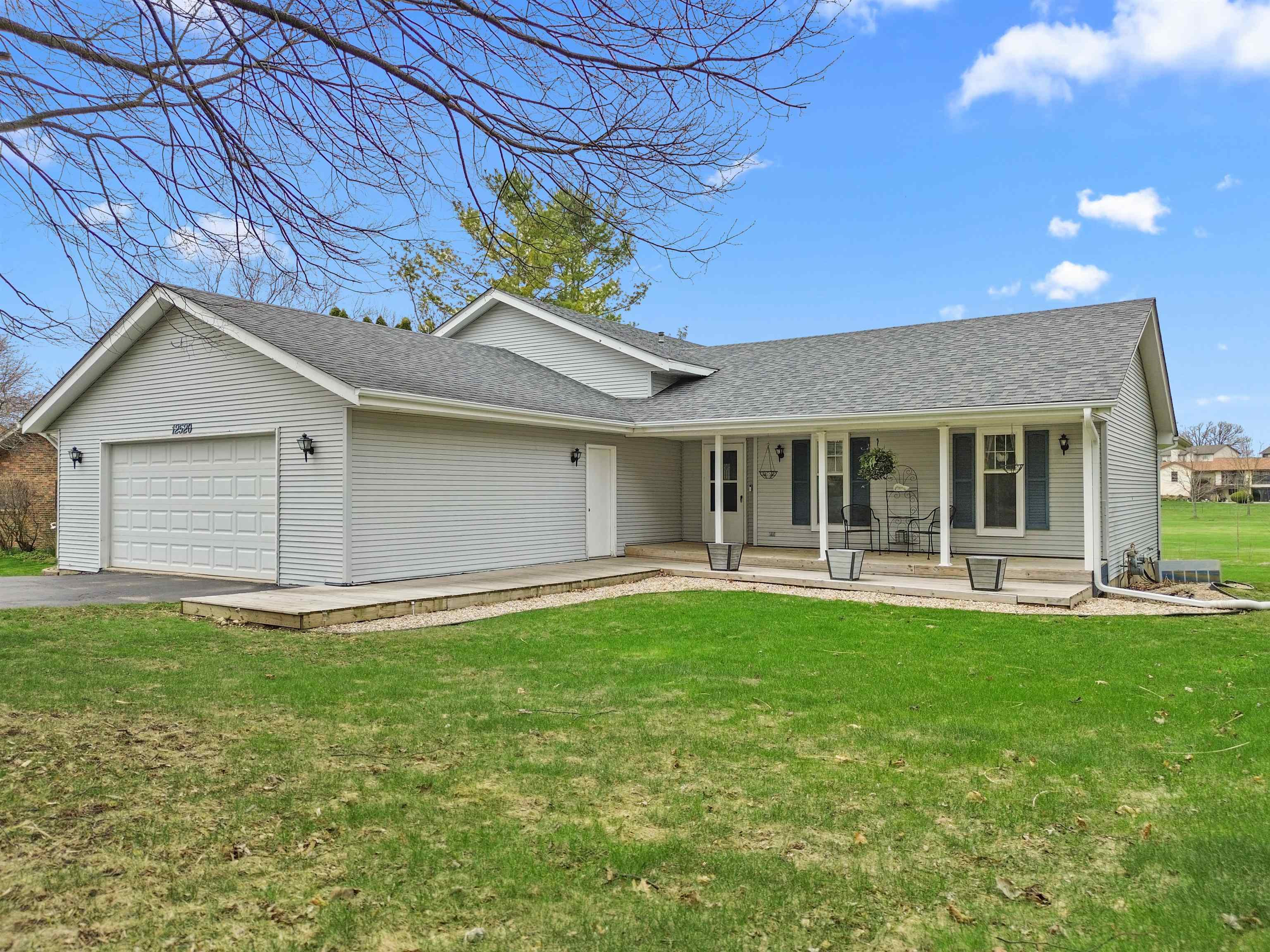 Property Photo: 12520 Greensview Circle IL 61073