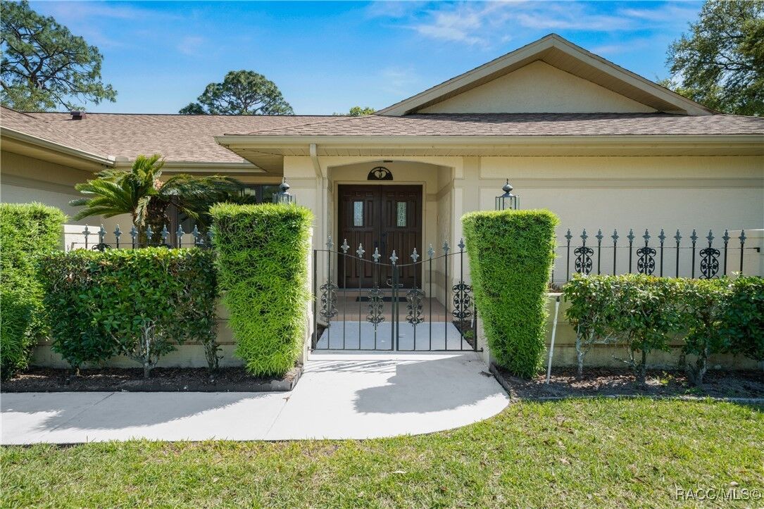 Property Photo:  690 E Ireland Court  FL 34442 
