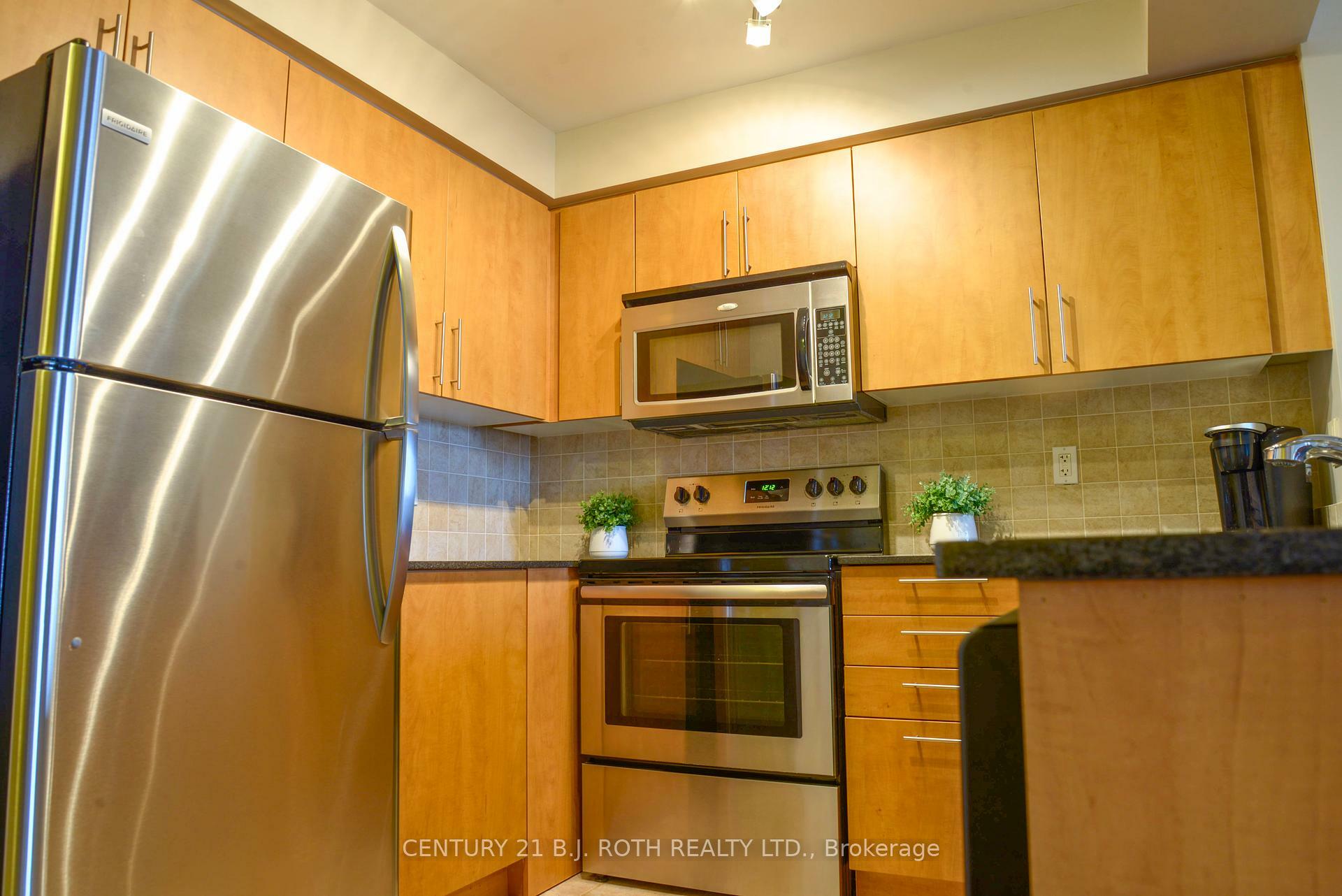 Property Photo: 350 Red Maple Road 1202 ON L4C 0T5