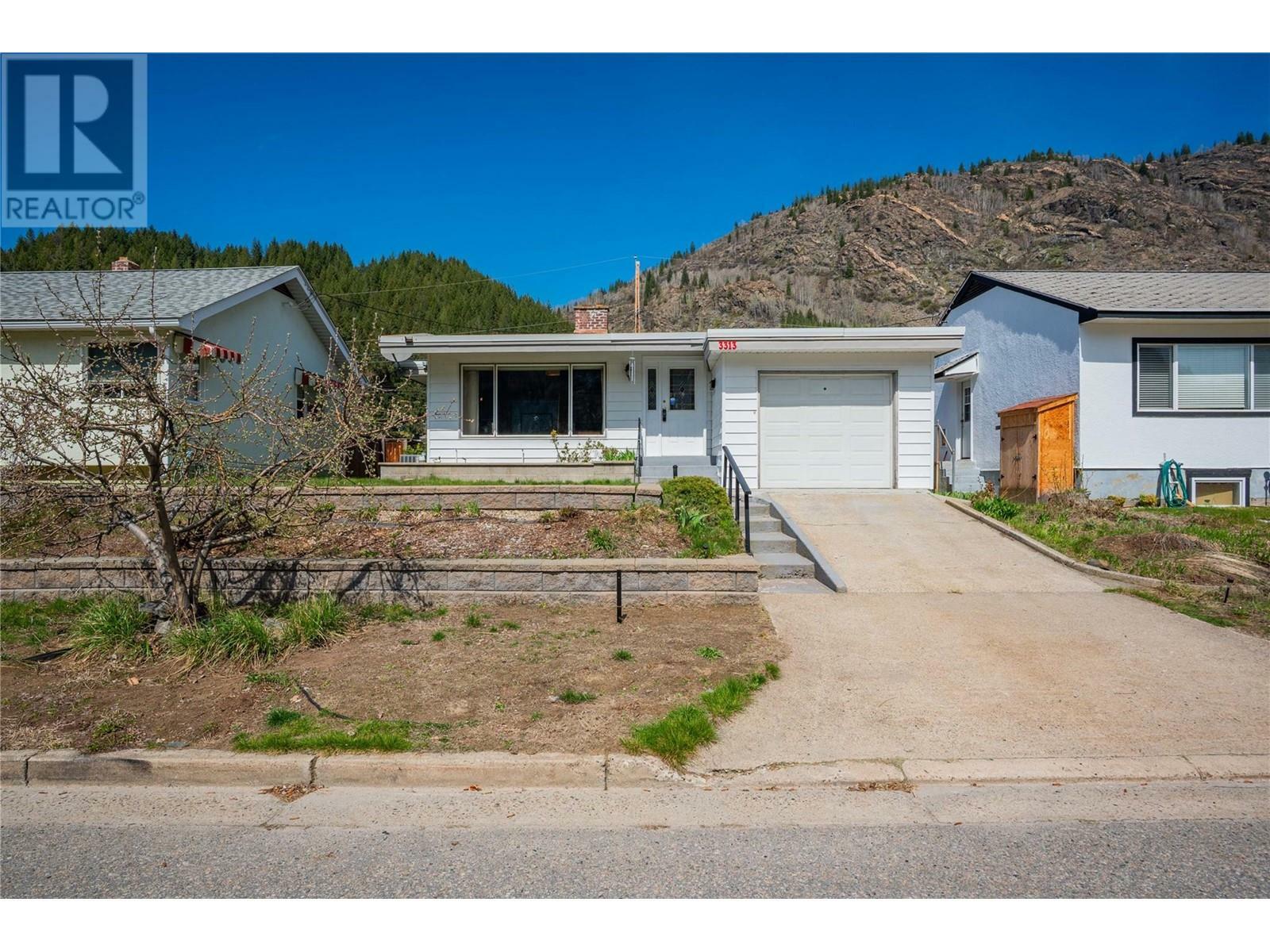 Property Photo: 3313 Dahlia Crescent BC V1R 2Y1