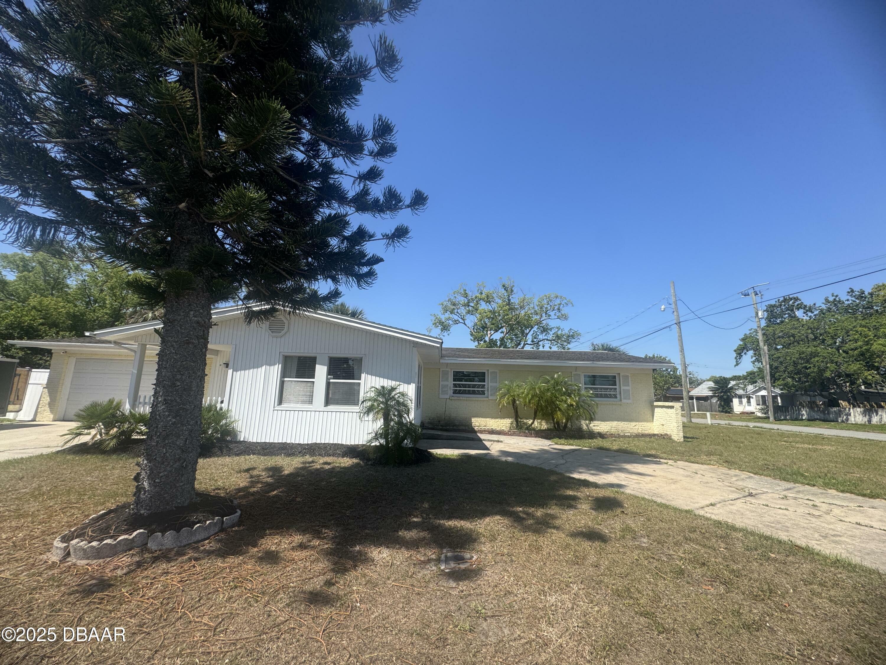 Property Photo: 302 Fox Place FL 32127