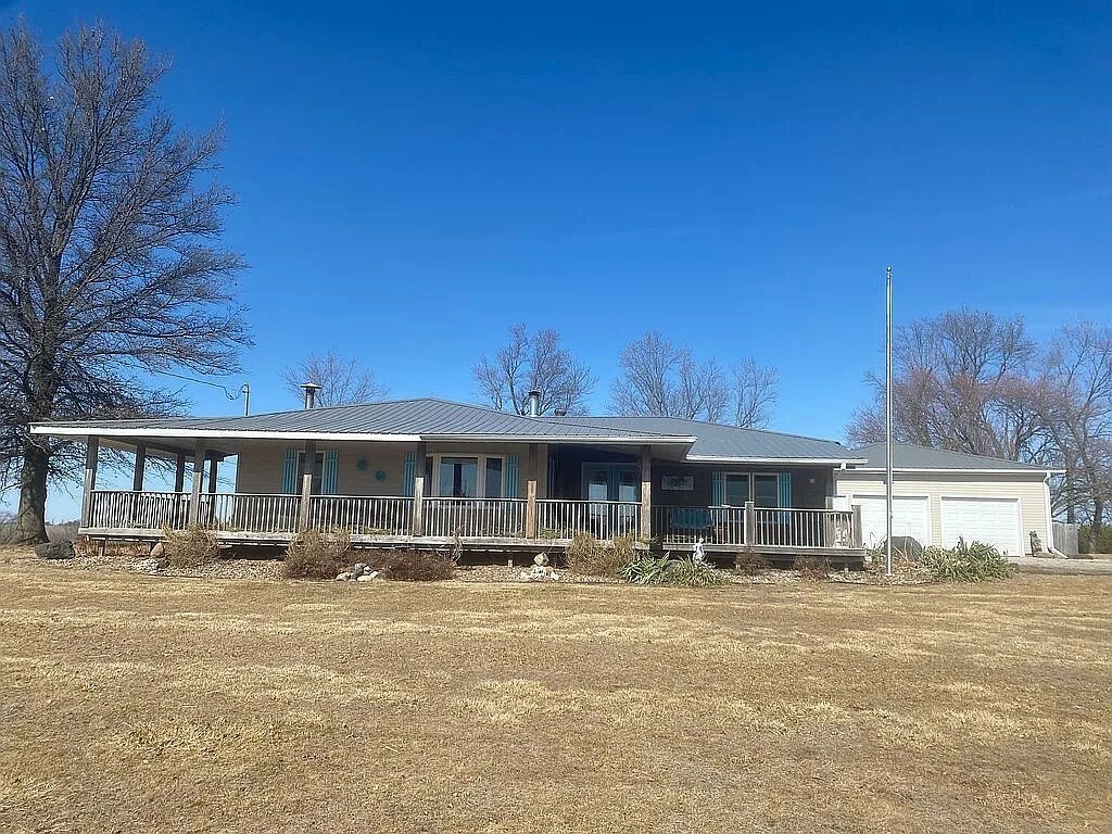 Property Photo:  2822 S 44th Avenue E  IA 50208 