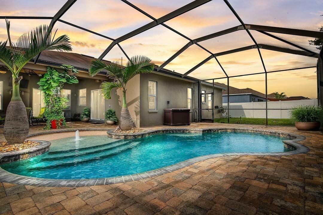 Property Photo: 10916 Dunscore Cottage Way FL 33598