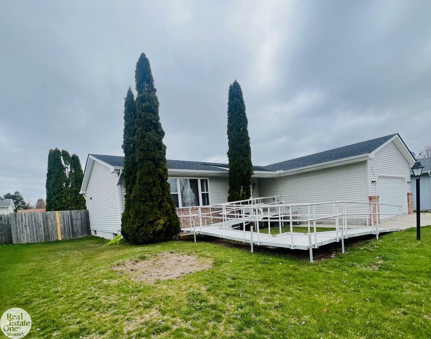Property Photo: 2205 Thornhill Street MI 48060