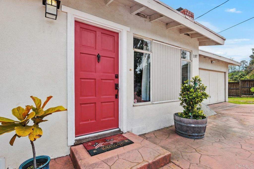 Property Photo: 1107 Prospect Circle CA 92081