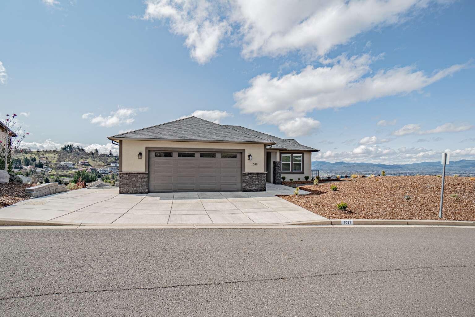Property Photo: 1099 Fawnhills Circle OR 97504