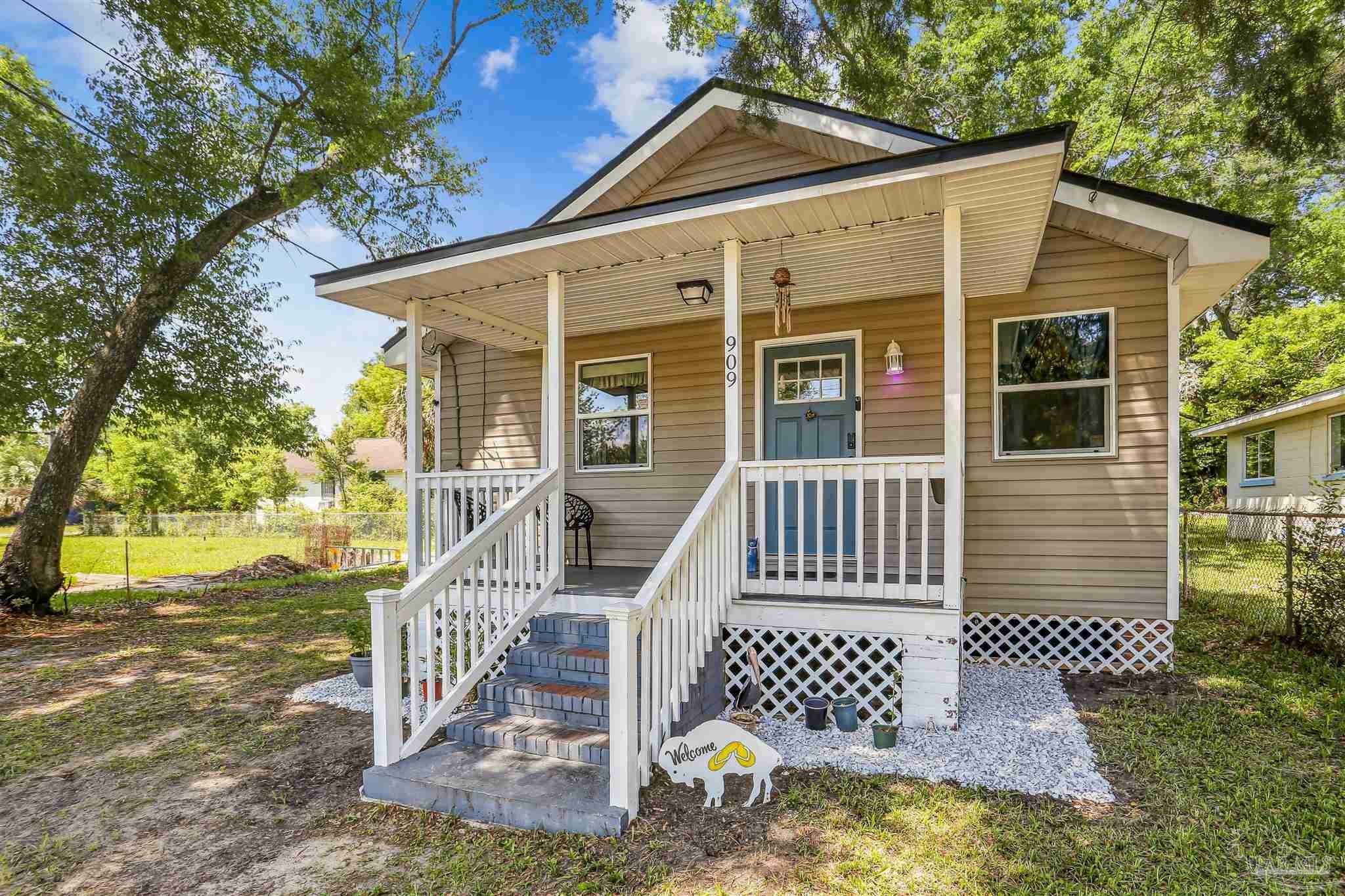Property Photo: 909 N M St FL 32501