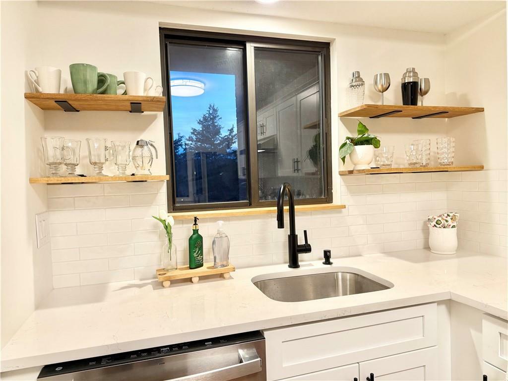 Property Photo: 650 East Greenwich Avenue 7-202 RI 02893