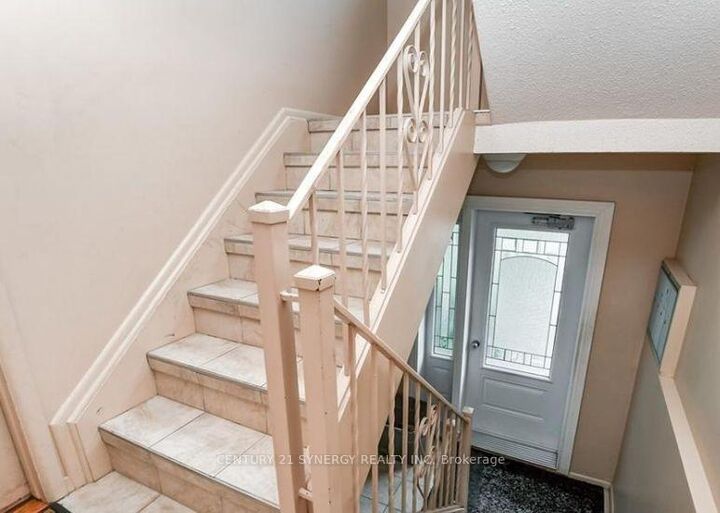Property Photo: 80 Jolliet Avenue 3 ON K1L 5H2