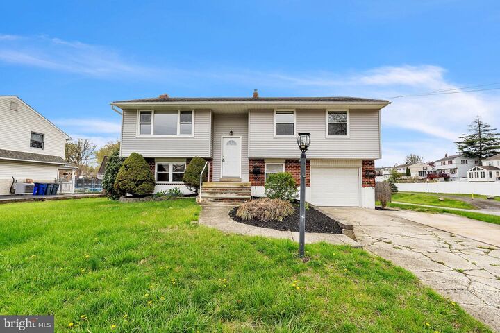 Property Photo:  2205 Weir Road  PA 19014 