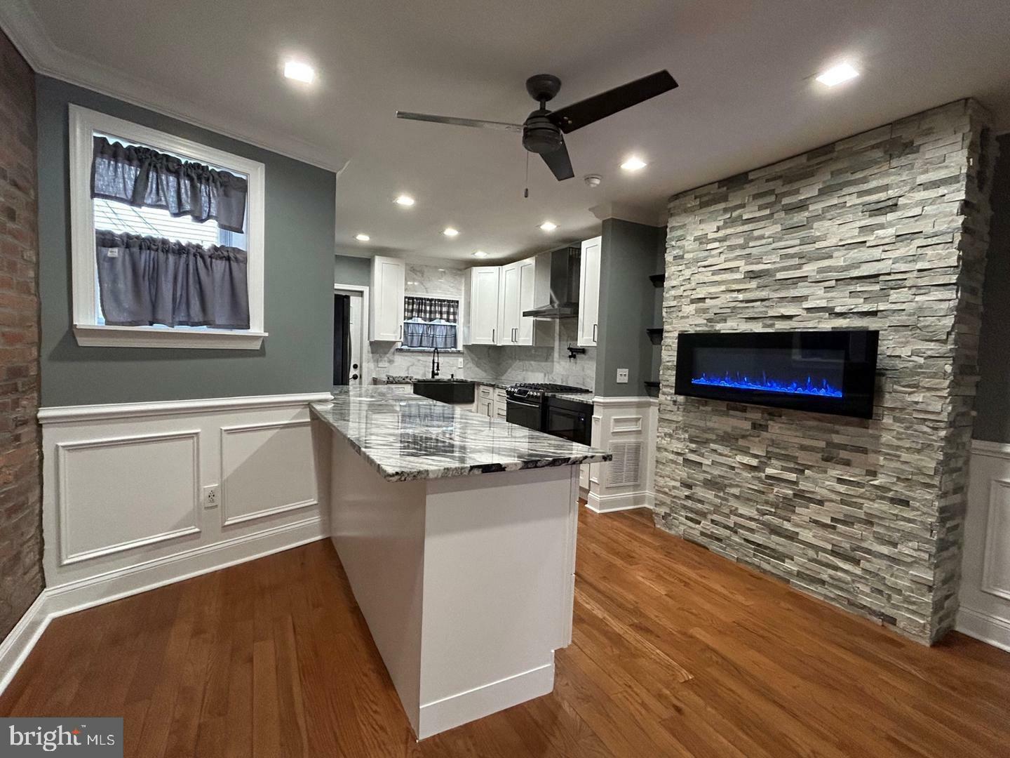 2445 S Lawrence Street  Philadelphia PA 19148 photo