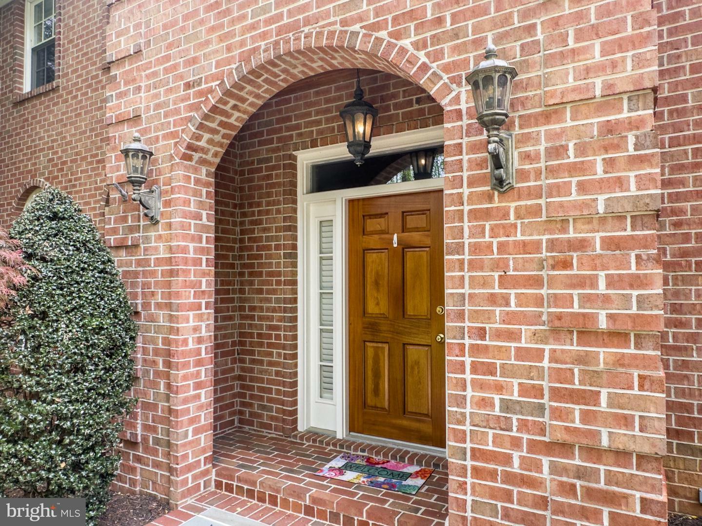 Property Photo: 8390 Sylvan Way VA 20124