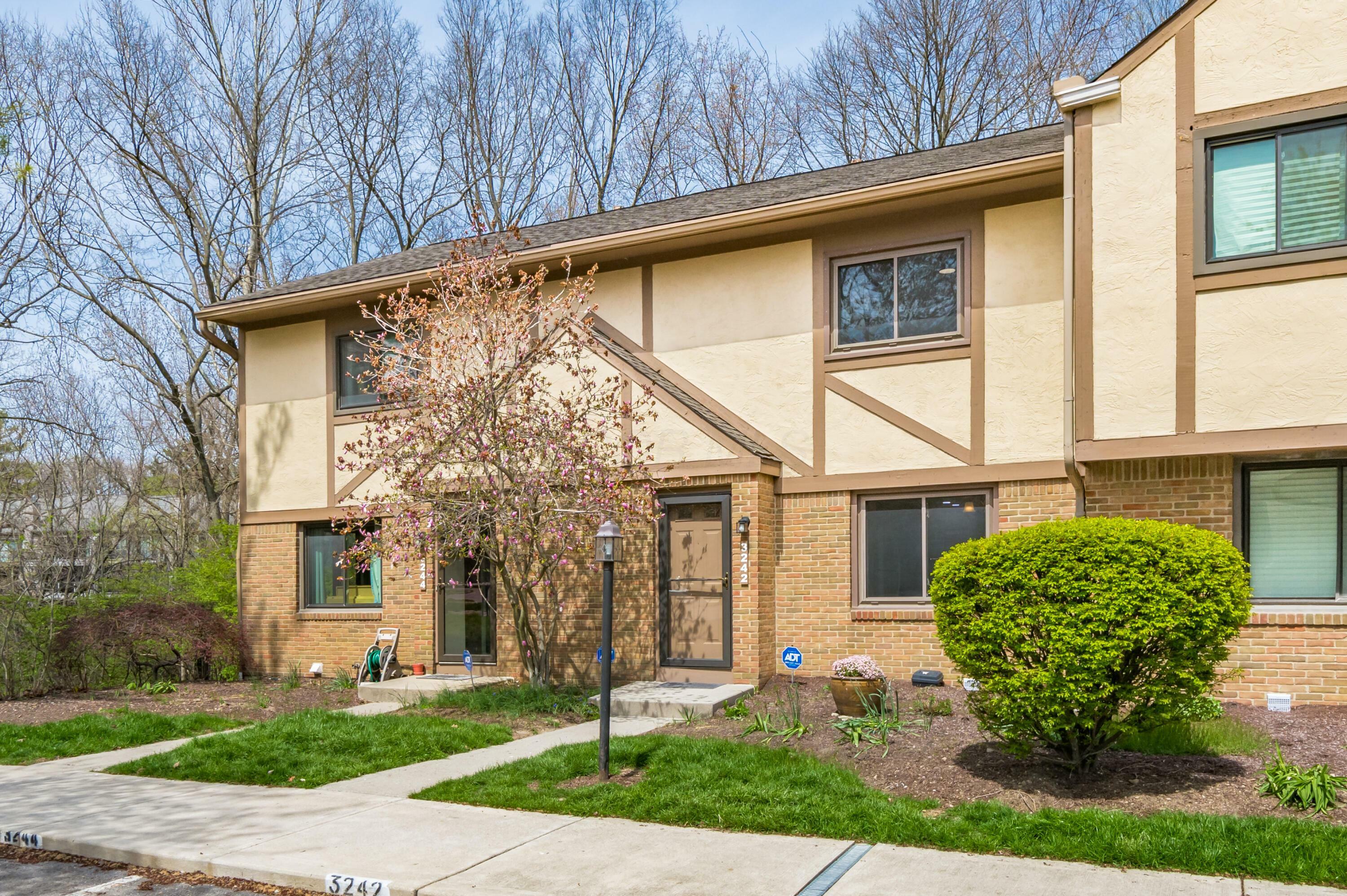 Property Photo: 3242 Brookview Way OH 43221