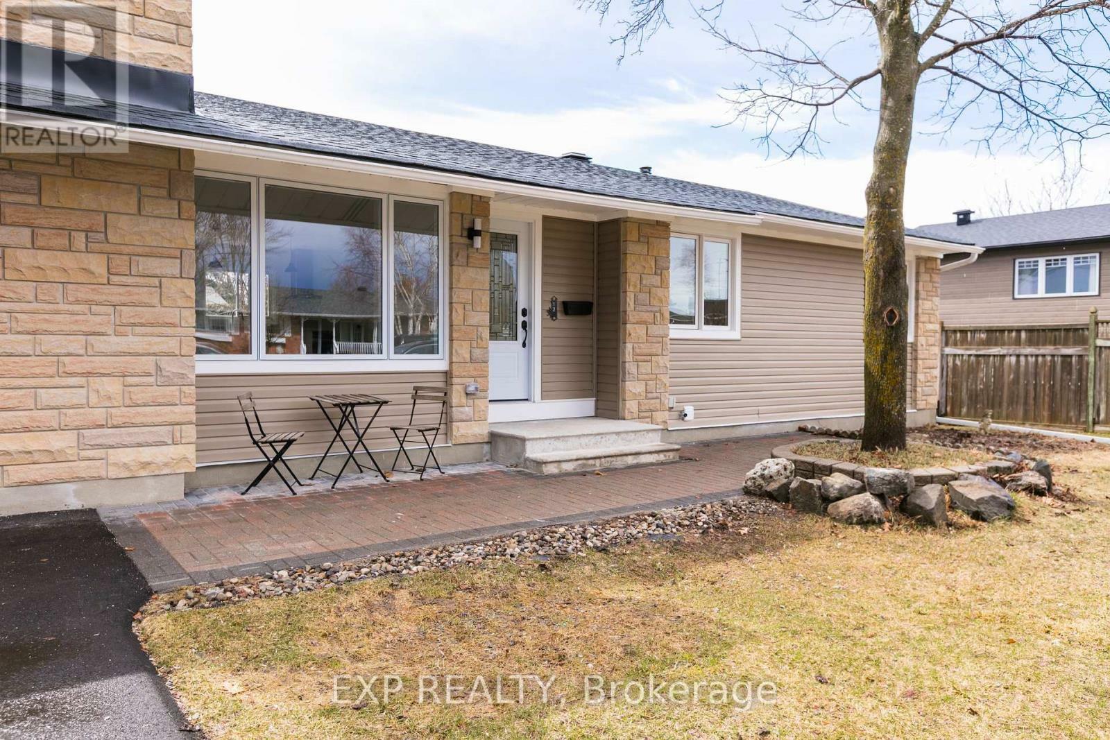 Photo de la propriété: 12 Barrhaven Crescent ON K2J 1E8