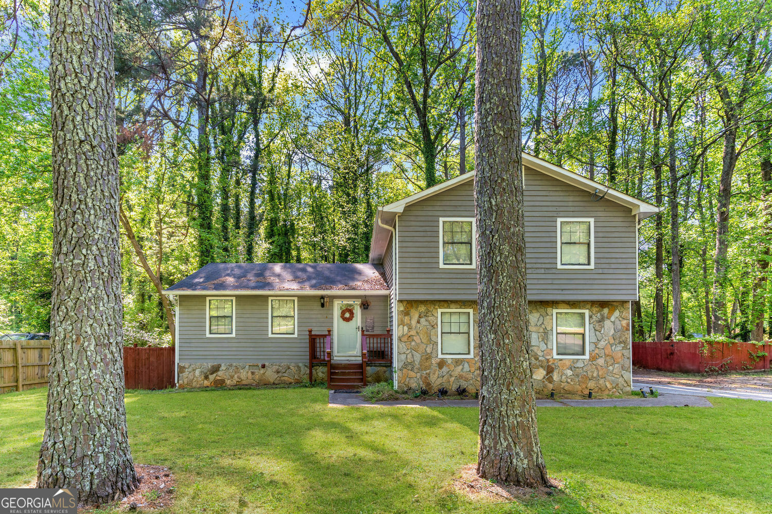 Property Photo: 484 Aberdeen Drive GA 30083