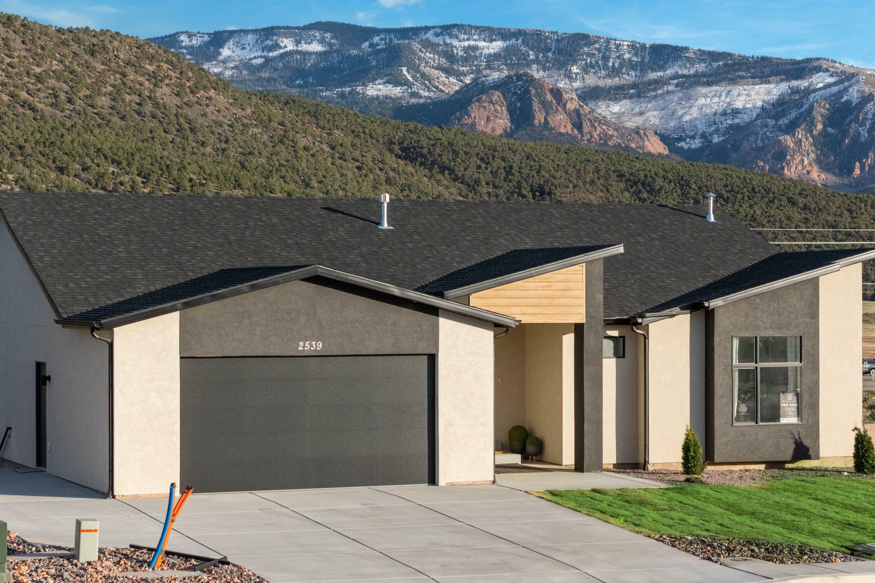Property Photo: 2539 W Black Sage Dr UT 84720