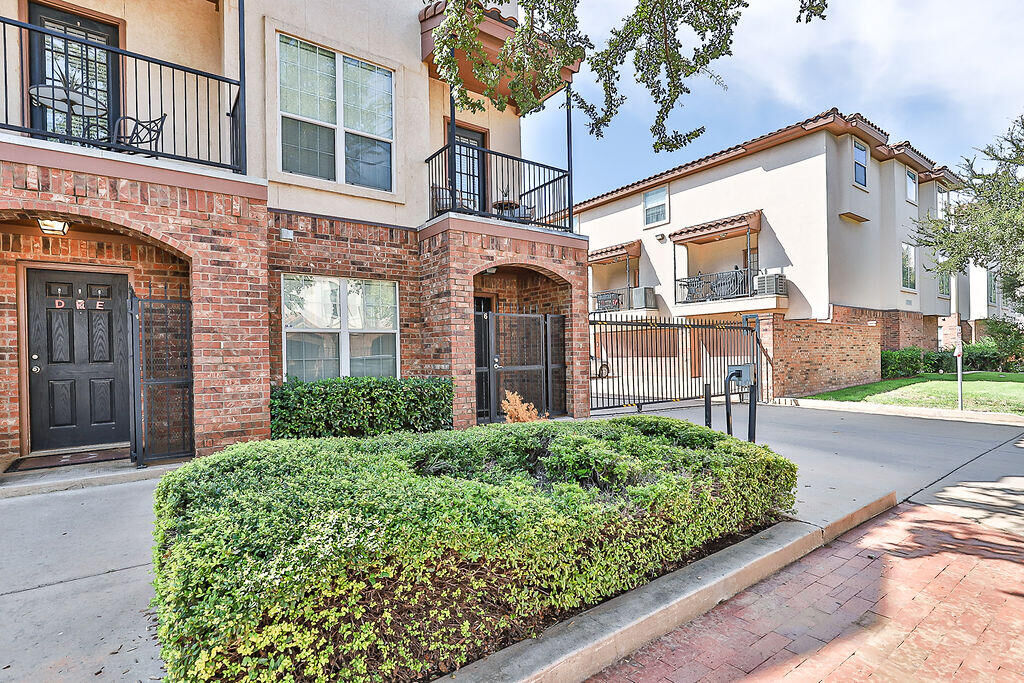Property Photo: 2105 Main Street # 6 TX 79401