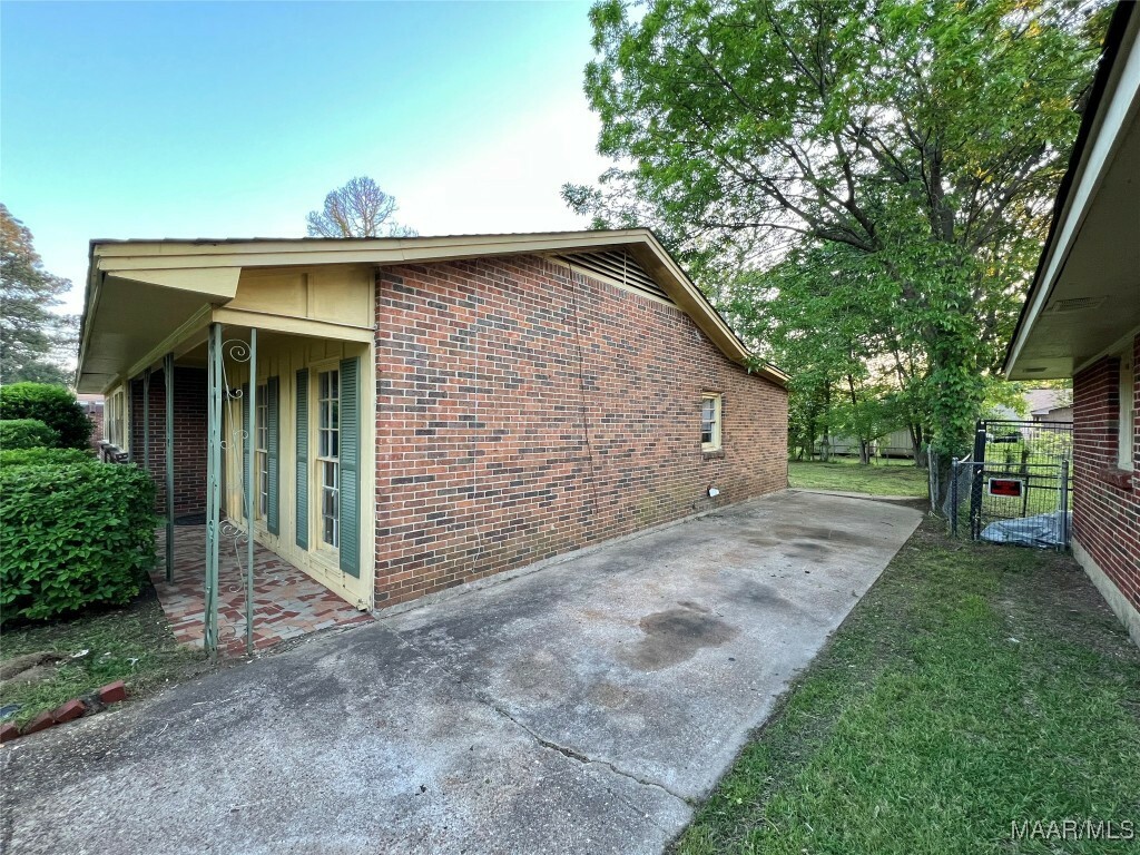 Property Photo: 4440 Sunnybrook Drive AL 36108