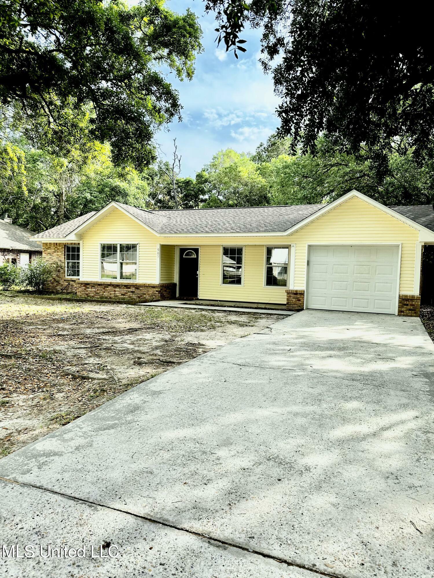 Property Photo: 909 Orange Street MS 39564
