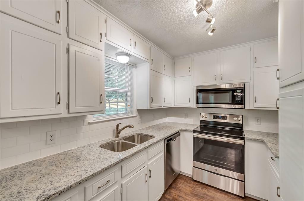Property Photo: 2833 Kingsbury Avenue TX 76118