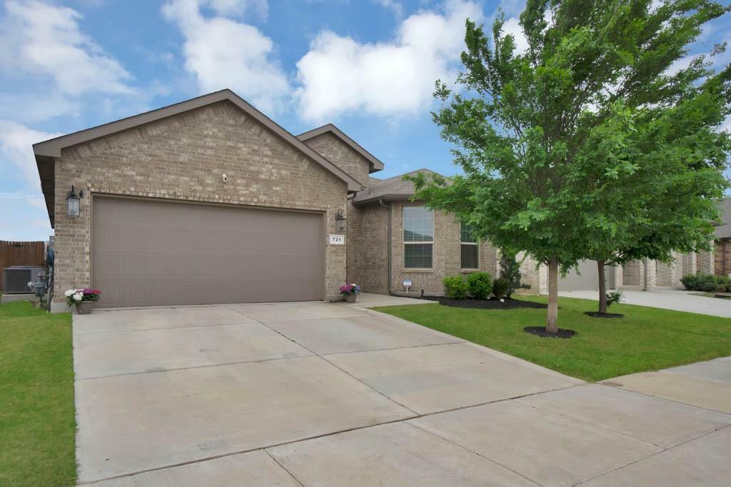 Property Photo: 721 Cromane Road TX 76052