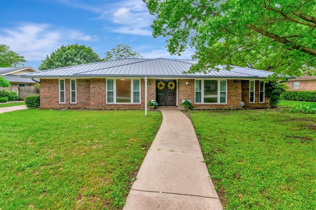 Property Photo:  1806 Elm Crest Drive  TX 76012 