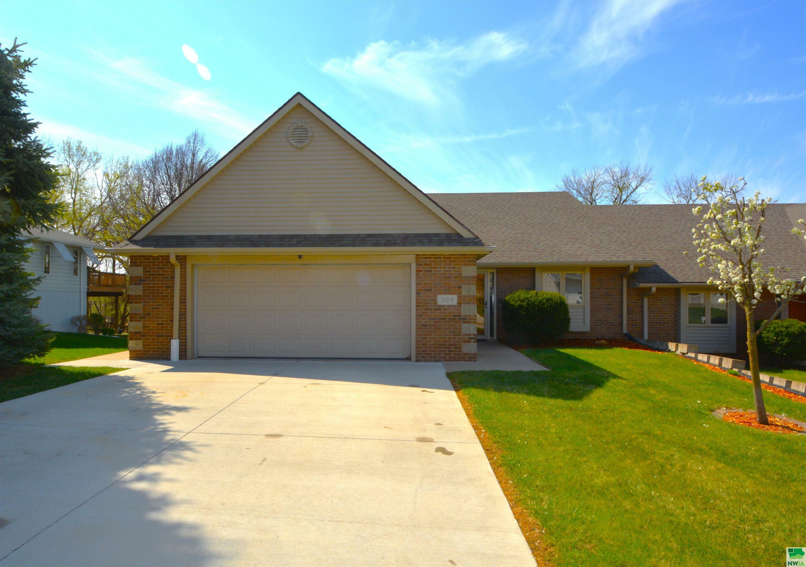Property Photo: 204 W 33rd St IA 51104