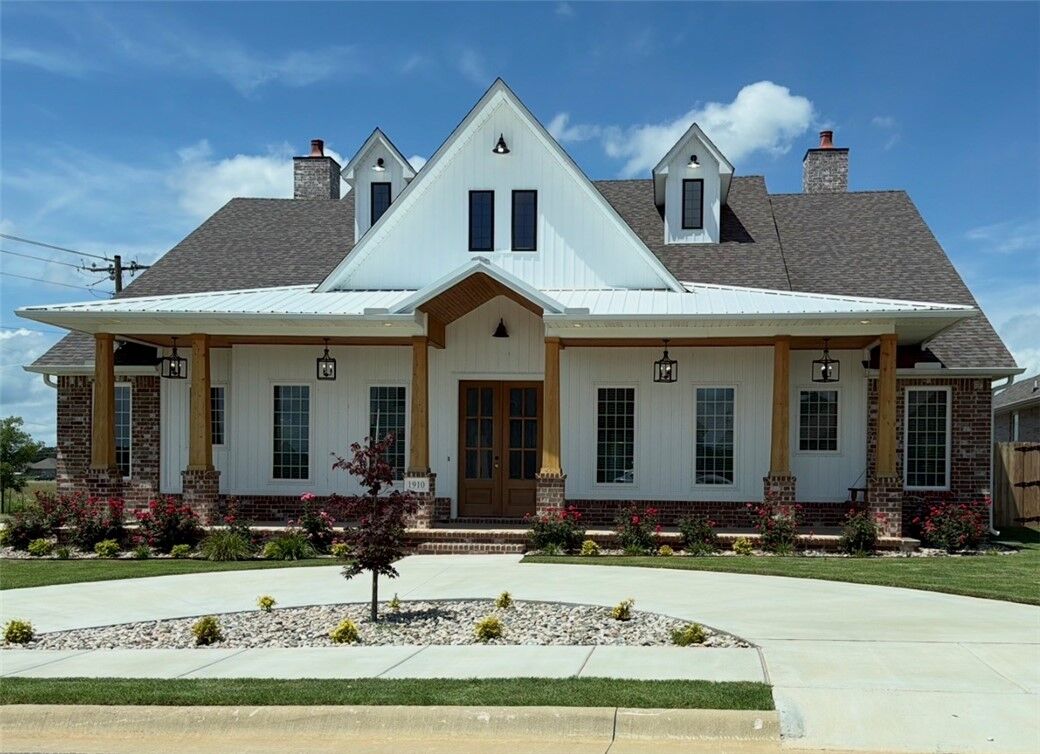 Property Photo:  1910 Gaines Street  AR 72751 