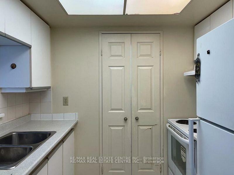 Property Photo: 265 Enfield Place 1403 ON L5B 3Y7