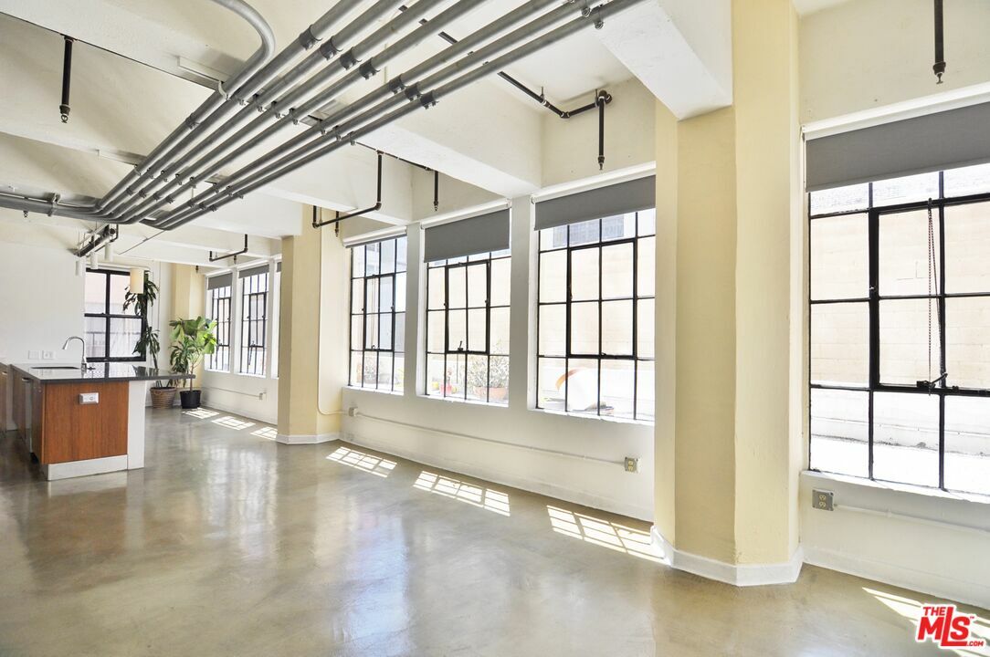 746 S Los Angeles St  Los Angeles CA 90014 photo