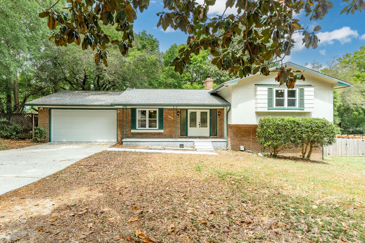 Property Photo: 2401 Roberts Drive FL 32578