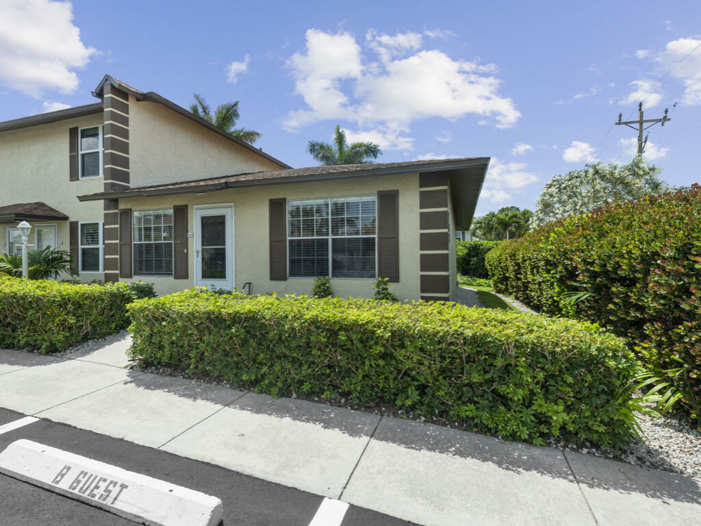 Property Photo: 731 W Elkcam Circle 101 FL 34145