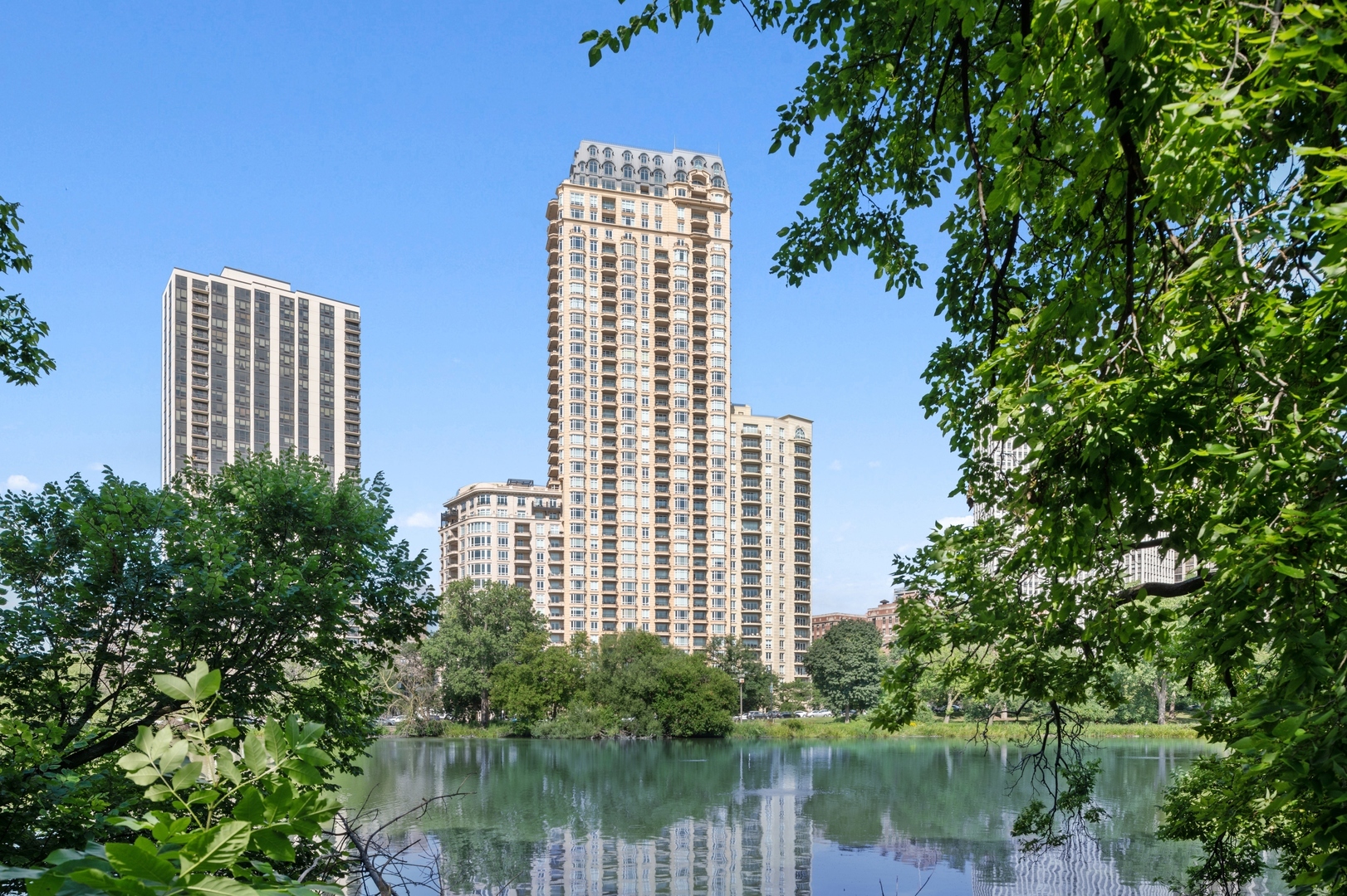 Property Photo: 2550 N Lakeview Avenue N906 IL 60614
