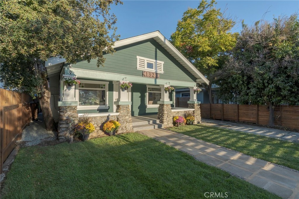Property Photo: 1322 N June Street CA 90028