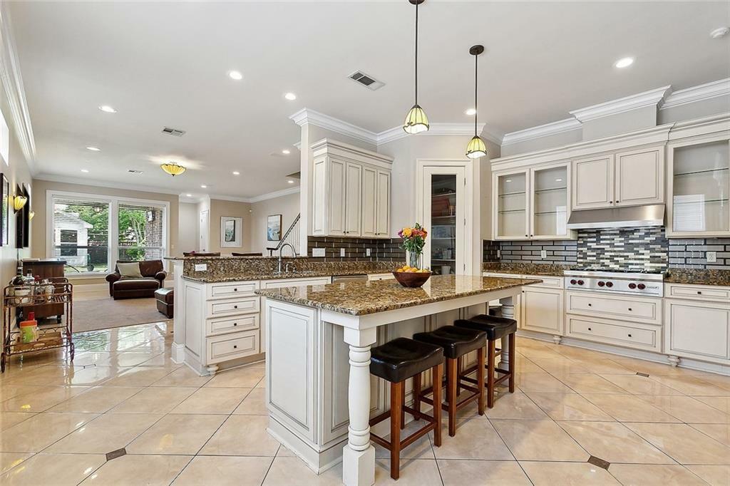 Property Photo: 607 N Hullen Street LA 70001
