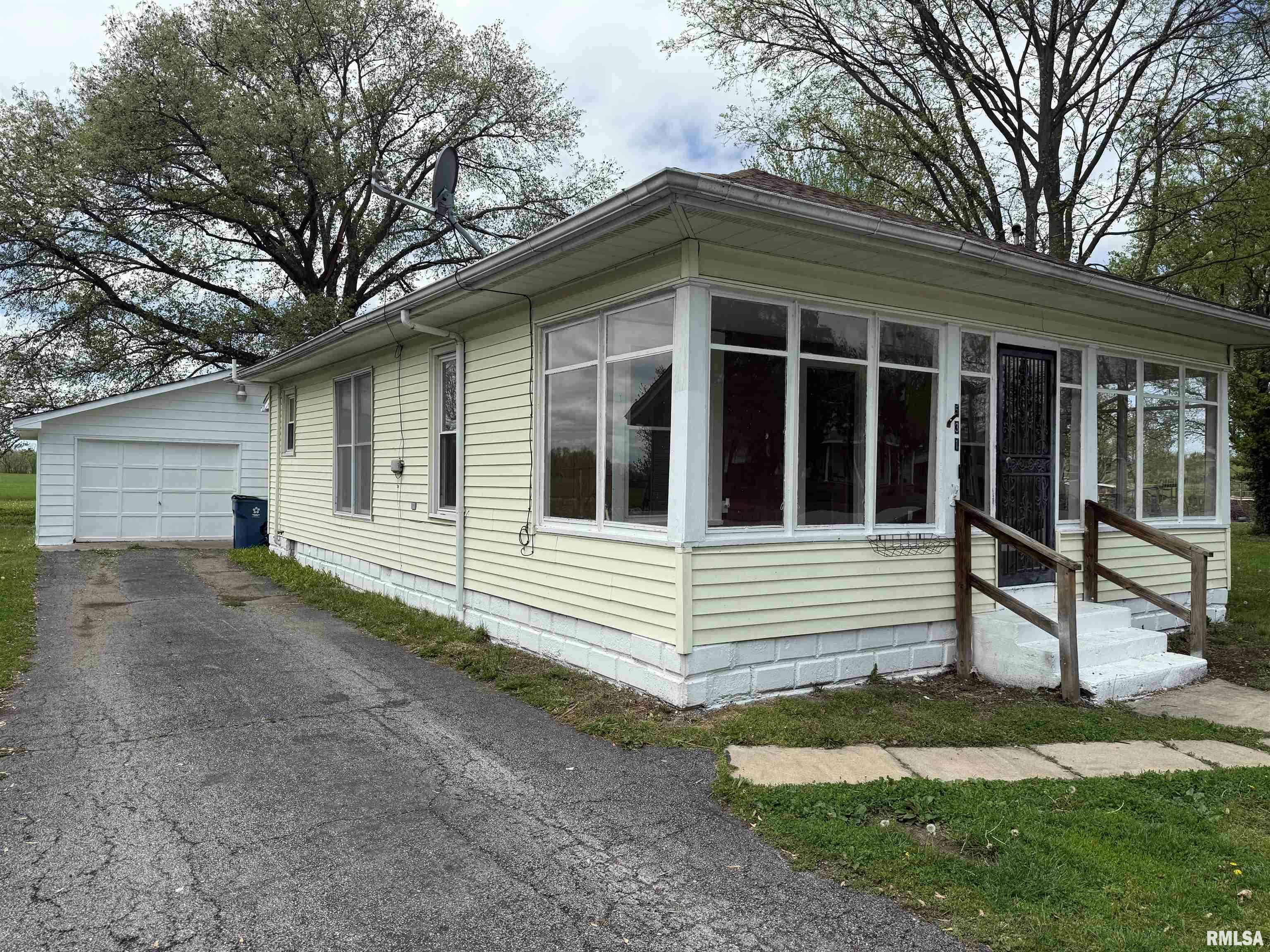 531 N Bush Avenue  Hurst IL 62949 photo