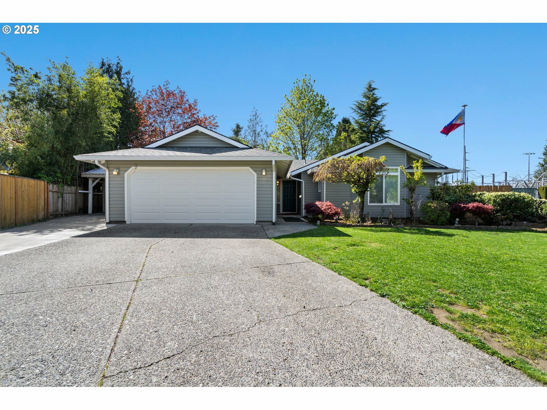 Property Photo: 1218 SE Park Crest Ave WA 98683