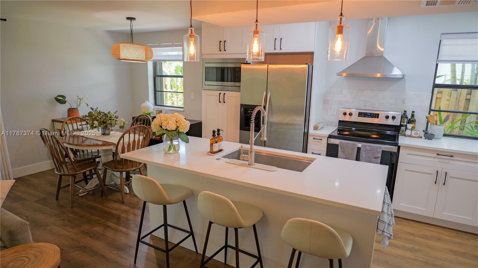 Property Photo: 2520 NE 9th St FL 33304