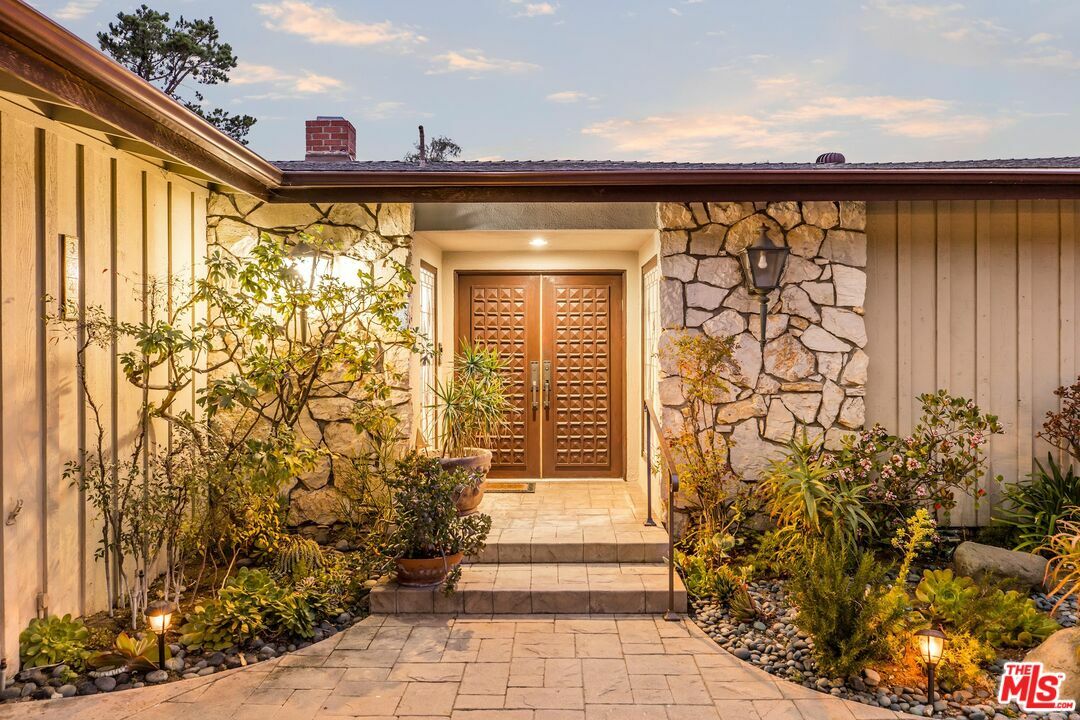 Property Photo: 3045 Dona Susana Dr CA 91604