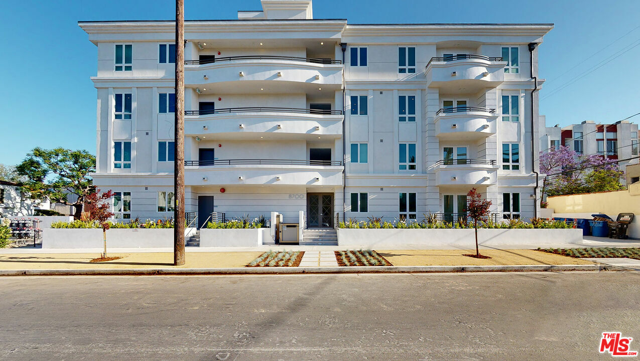 8700 Chalmers Dr  Los Angeles CA 90035 photo