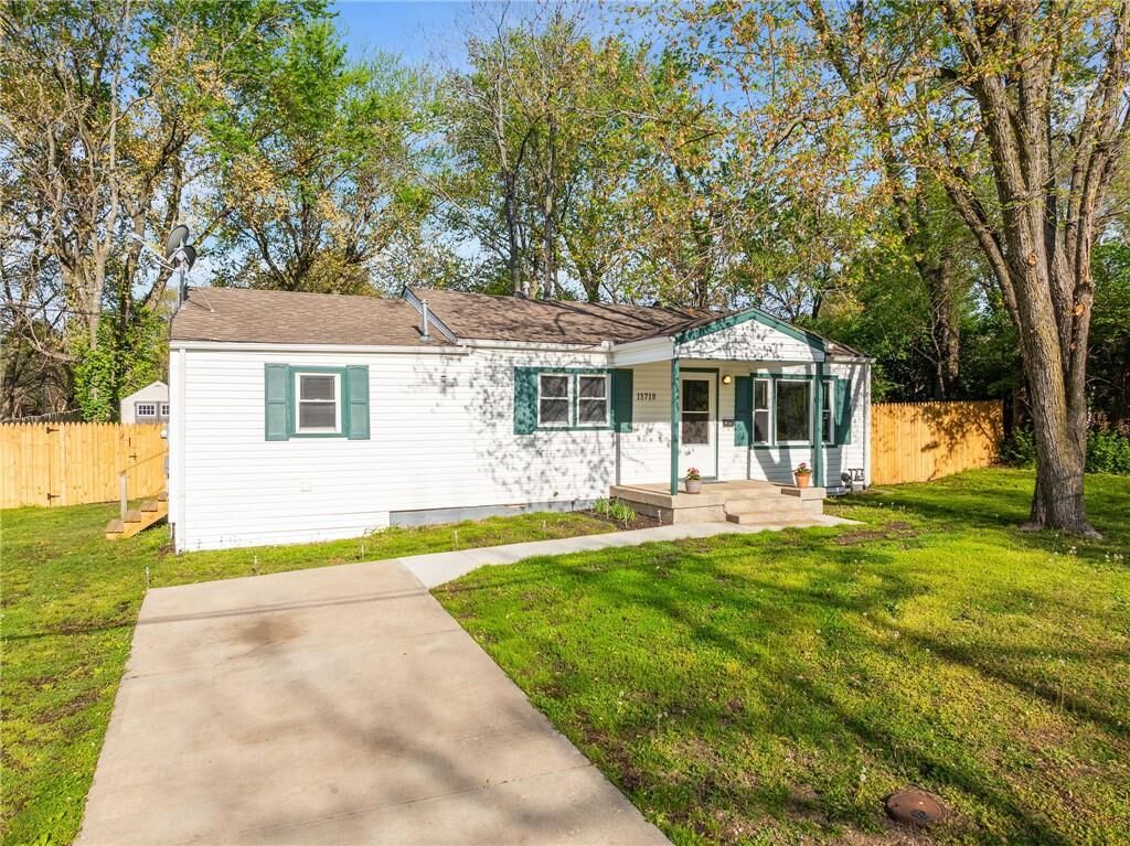 Property Photo: 13710 Winchester Avenue MO 64030