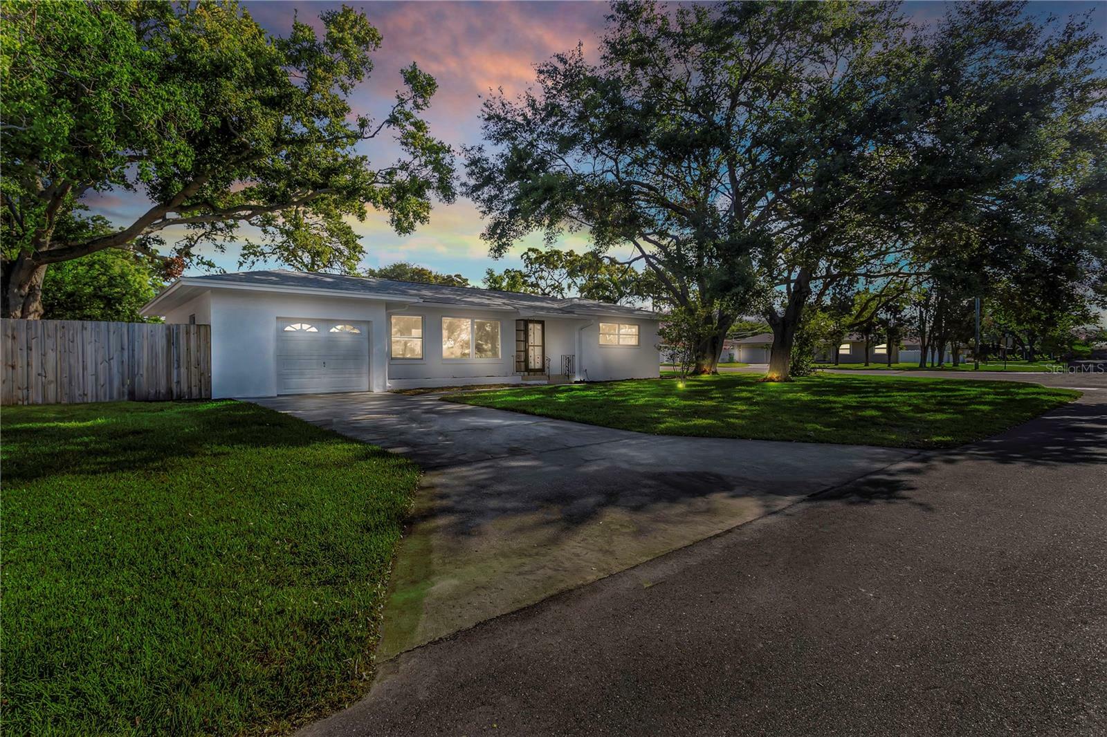 Property Photo: 1432 S Keene Road FL 33756