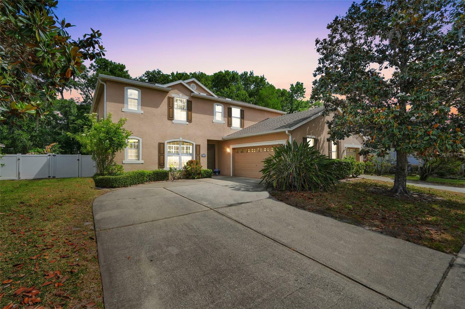 Property Photo: 422 Sandringham Court FL 32708