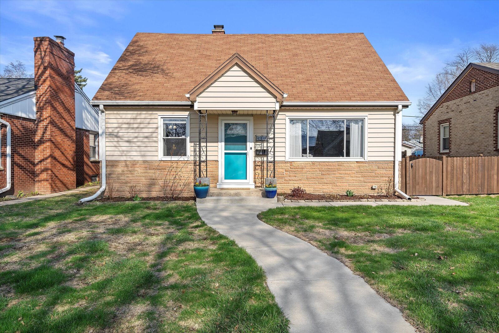 Property Photo: 4916 N Iroquois Ave WI 53217